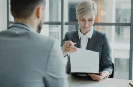 Kobieta sprawdzająca CV